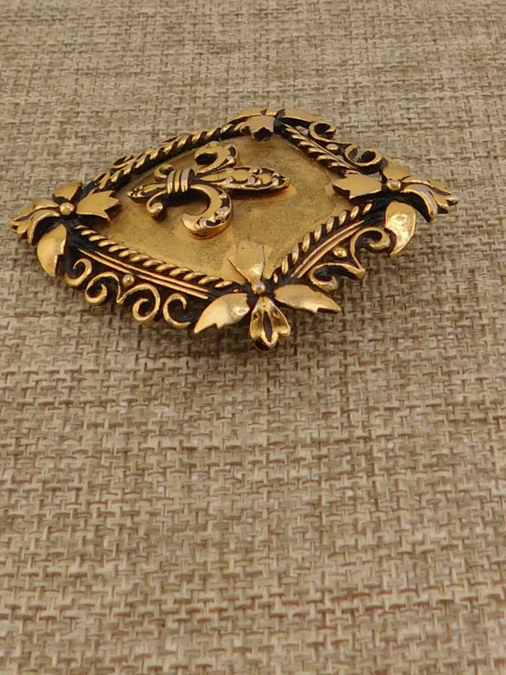 Florenza Goldtone Fleur di Lis Etruscan Brooch Shield Signed - Picture 2 of 7